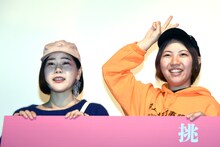 左から山戸結希、ふくだももこ。