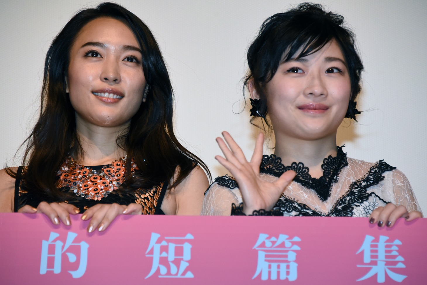 左から黒川芽以、伊藤沙莉。