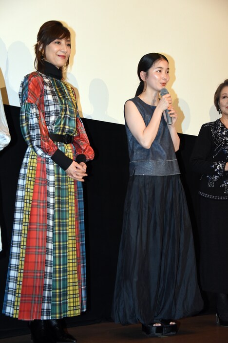 左から生田智子、福地桃子。