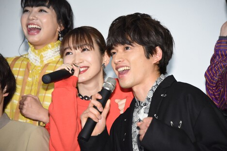 左から岡本夏美、白洲迅。