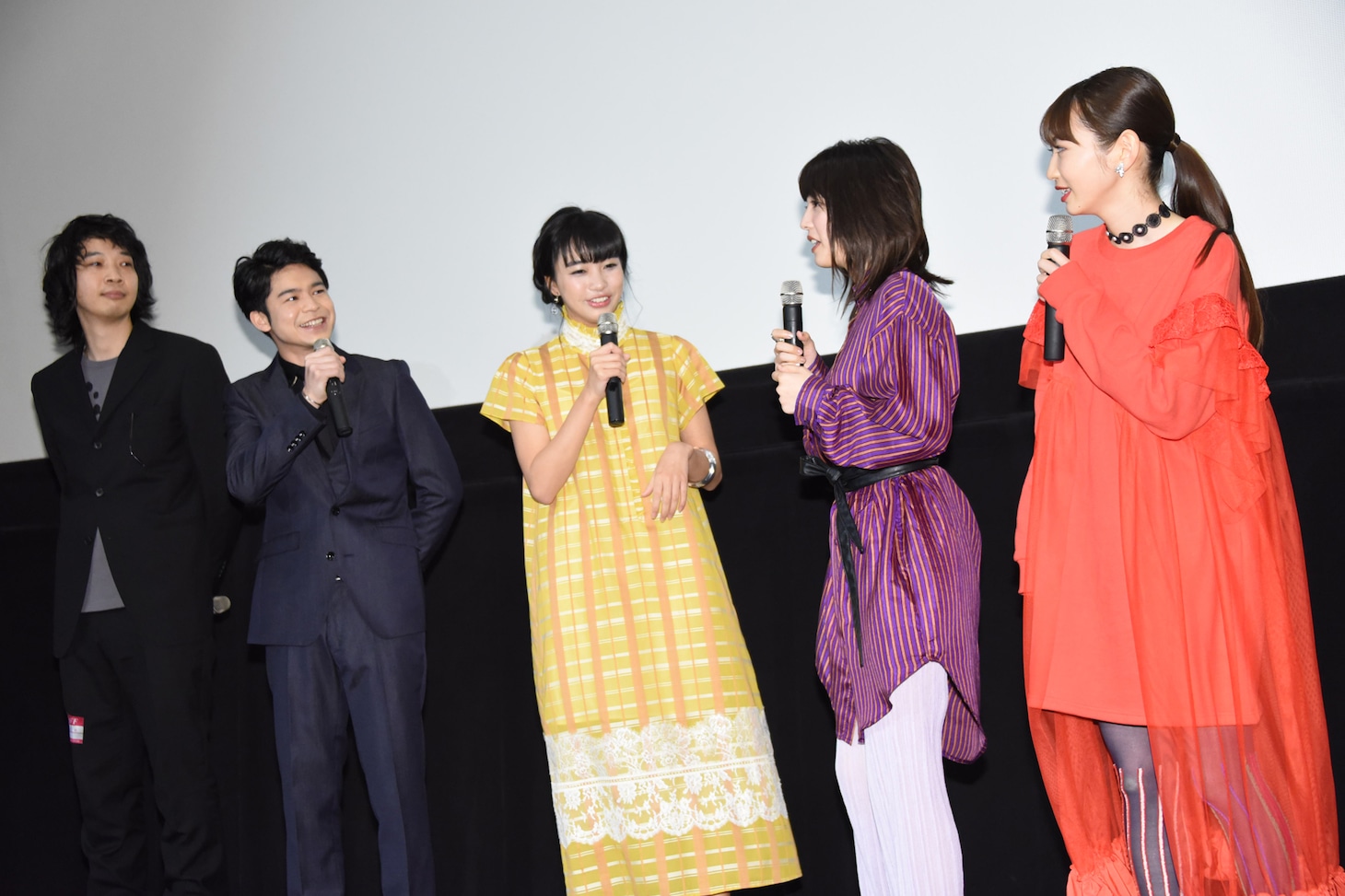 左から原桂之介、菅谷哲也、坂ノ上茜、松田るか、岡本夏美。