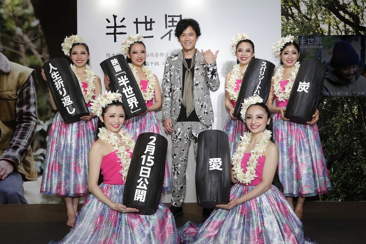 稲垣吾郎、大寒波の日にスパリゾートで常夏気分味わう！フラガールと記念写真