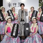 稲垣吾郎、大寒波の日にスパリゾートで常夏気分味わう!フラガールと記念写真