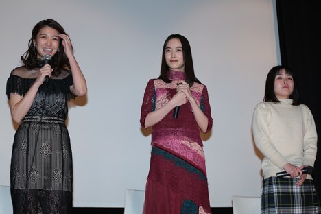 左から瀧内公美、朝倉あき、竹内里紗