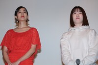 左から石橋静河、安川有果。