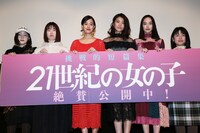 「21世紀の女の子」舞台挨拶の様子。左から山戸結希、安川有果、石橋静河、瀧内公美、朝倉あき、竹内里紗。