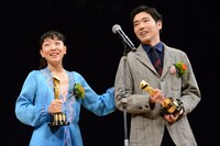 左から安藤サクラ、柄本佑。