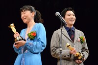 左からこらえきれず泣いてしまった安藤サクラ、柄本佑。