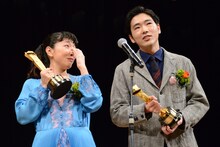 左から安藤サクラ、柄本佑。