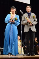 左から安藤サクラ、柄本佑。