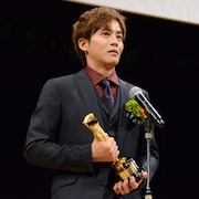 松坂桃李がキネマ旬報助演賞に「すごく重い」、木野花は「この賞を励みに」
