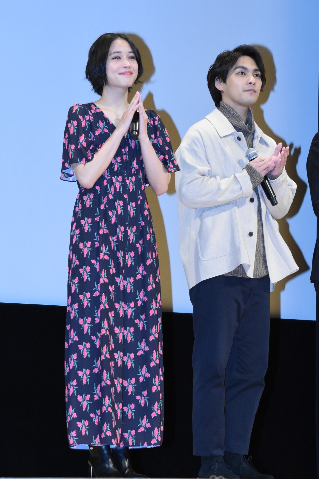 左から広瀬アリス、柳楽優弥。