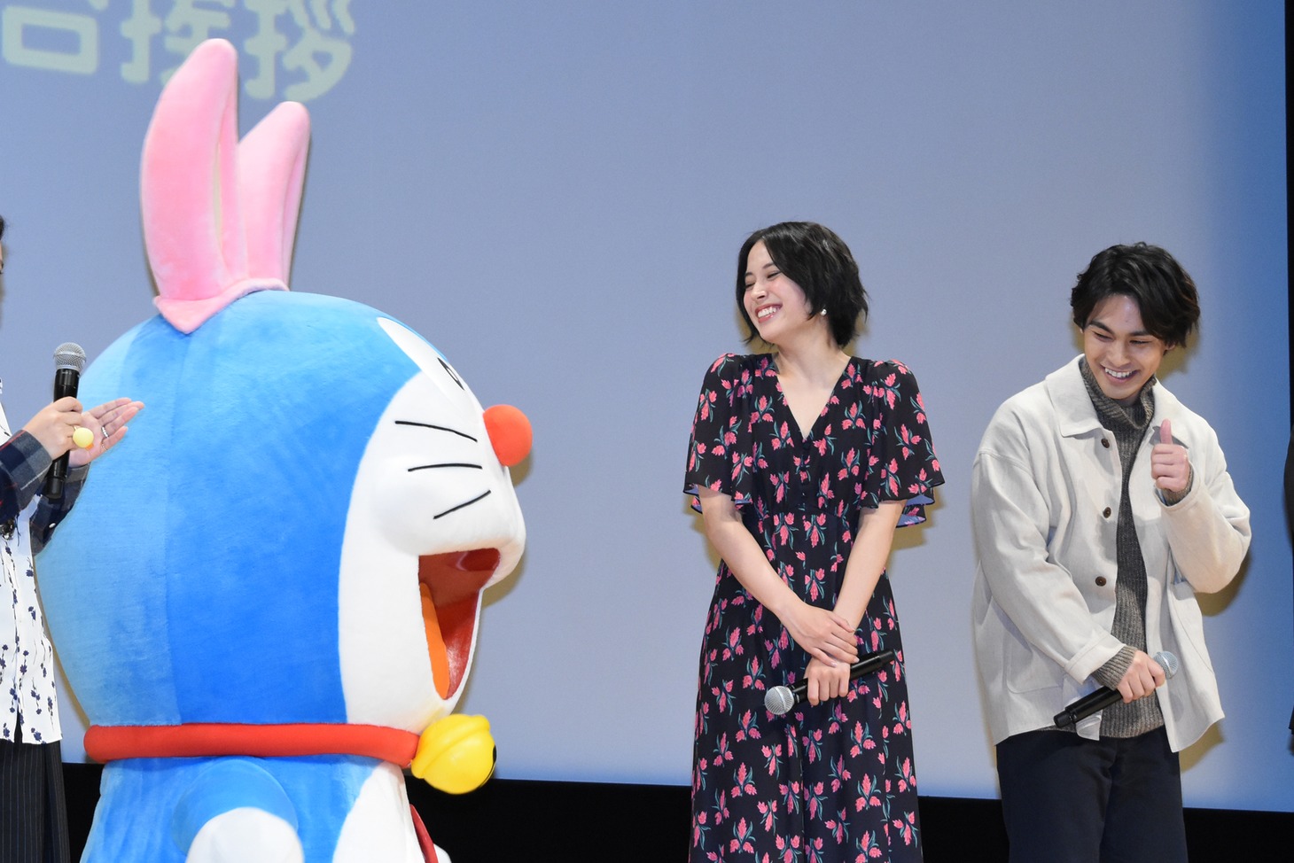 左からドラえもん、広瀬アリス、柳楽優弥。