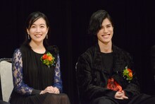 左から木竜麻生、寛一郎。