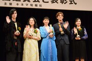 「2018年 第92回キネマ旬報ベスト・テン」表彰式の様子。左から寛一郎、木野花、安藤サクラ、松坂桃李、木竜麻生。