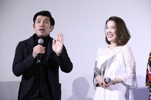 左から照屋年之、筒井真理子。
