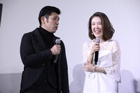 左から照屋年之、筒井真理子。