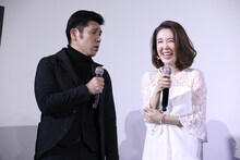 左から照屋年之、筒井真理子。