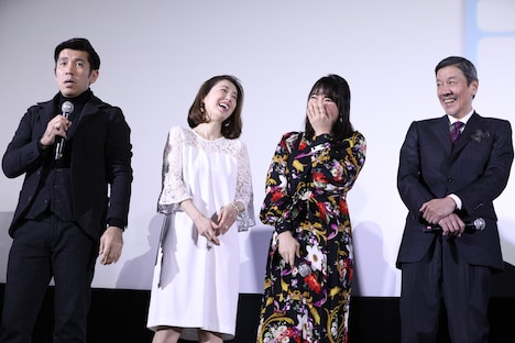 左から照屋年之、筒井真理子、水崎綾女、奥田瑛二。