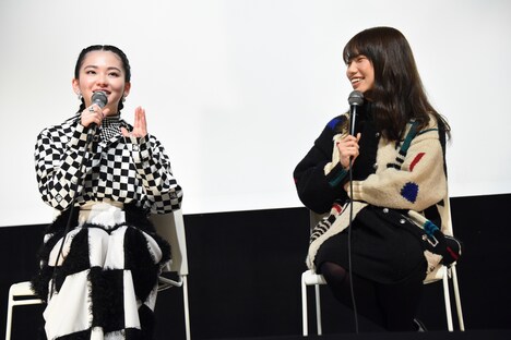 左から山田杏奈、枝優花。