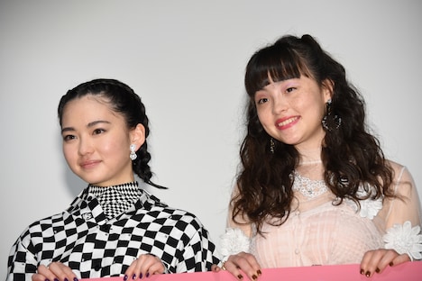 左から山田杏奈、モトーラ世理奈。