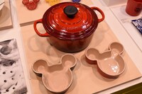 ミッキーマウスがデザインされたル・クルーゼのココットとラムカン。