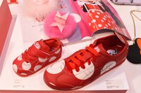 ミニーマウスのスニーカー。