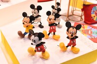 歴代ミッキーマウスのフィギュア。