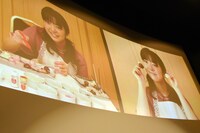 上白石萌音が手作りチョコレートを見せる様子。