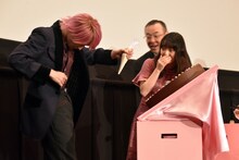 デコレーションペンのクリームをこぼした横浜流星（左）。