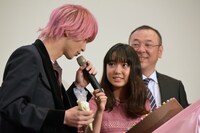 ハート型のチョコレートに「大好き」と書く横浜流星（左）。