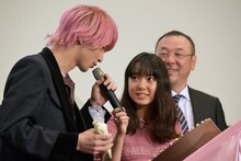 ハート型のチョコレートに「大好き」と書く横浜流星（左）。