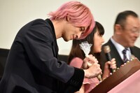 ハート型のチョコレートに「大好き」と書く横浜流星。