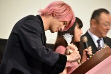 ハート型のチョコレートに「大好き」と書く横浜流星。