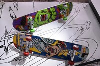 ハルクとソーがデザインされたスケボー。