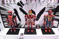 デッドプール、アイアンマン、スパイダーマンの超合金フィギュア。