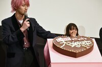 「大好き」と書いたハート型のチョコレートを見せる横浜流星。