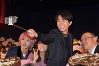 自撮りをする登壇者たち。