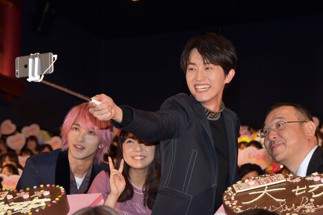 自撮りをする登壇者たち。