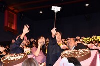 自撮りをする登壇者たち。