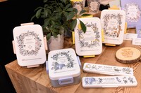 「くまのプーさん」の弁当箱と箸入れ。