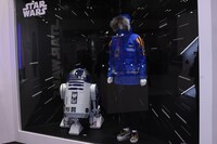 「スター・ウォーズ」ブースに展示されたエンパイアー・クルー・ジャケット。