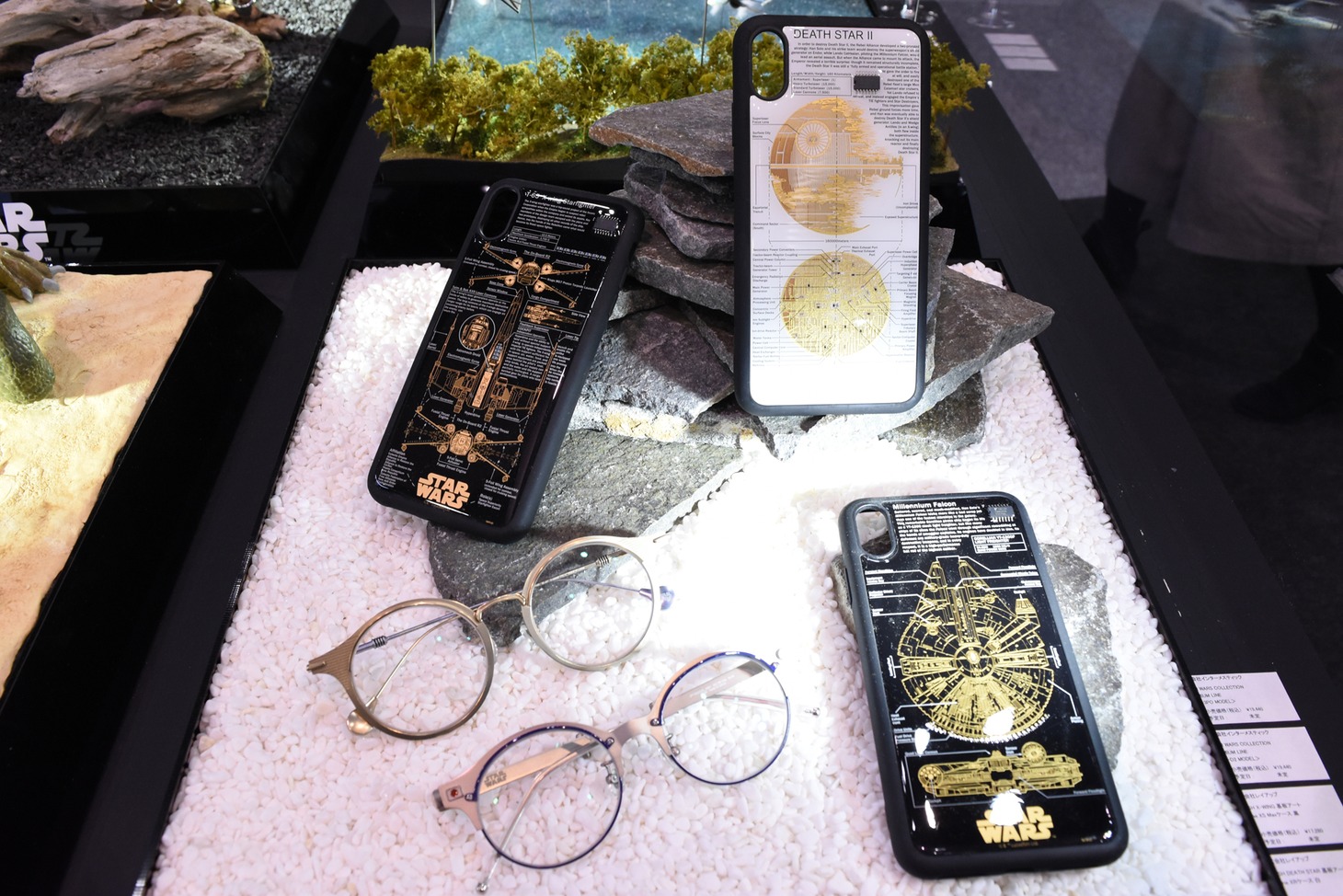「スター・ウォーズ」がモチーフのメガネとスマホケース。