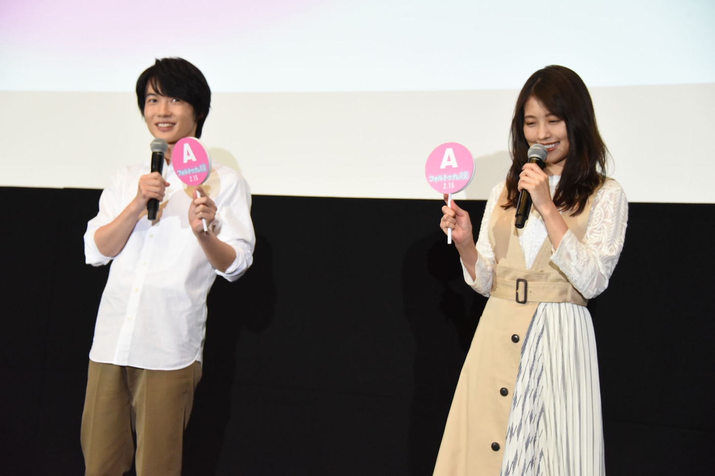 心理テストに挑む神木隆之介（左）と有村架純（右）。