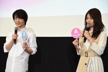 心理テストに挑む神木隆之介（左）と有村架純（右）。