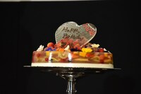 神木隆之介がデコレーションを施した“透けるケーキ”。