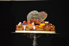 神木隆之介がデコレーションを施した“透けるケーキ”。