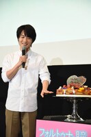 「『ゼリーじゃん！』って思うじゃん……!? でも違うんです、“透けるケーキ”なんです」とケーキの名前をアピールする神木隆之介。