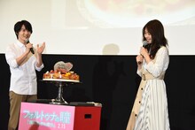 有村架純（右）の誕生日を歌で祝福する神木隆之介（左）。