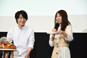 神木隆之介（左）が取り分けたケーキにフルーツが一切入っておらず、「ゼリーだけ！」と笑う有村架純（右）。